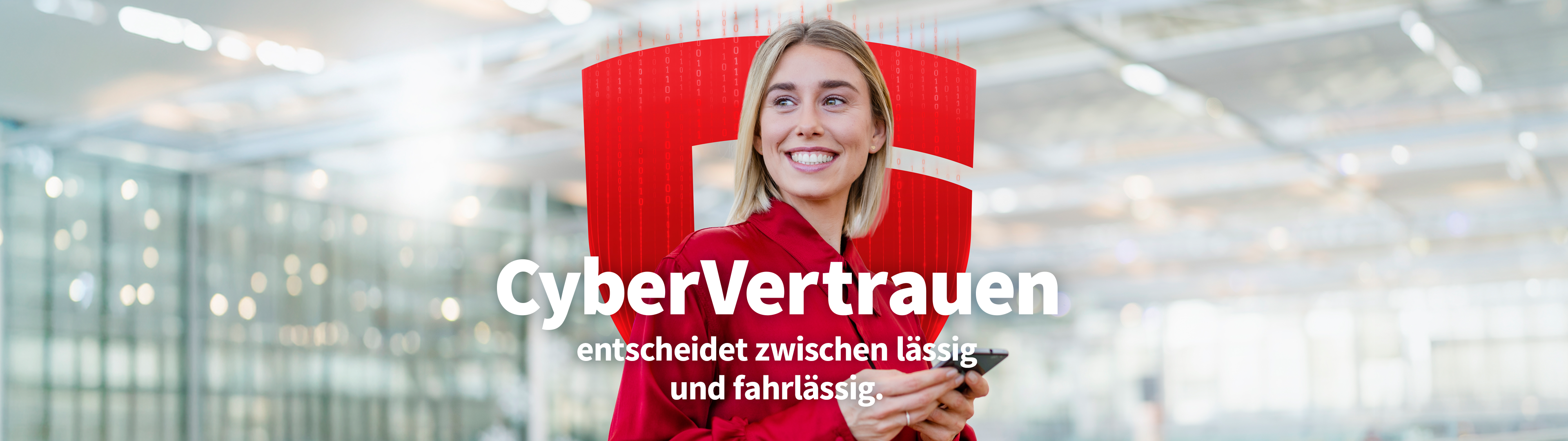 junger Mann mit roter Mütze und Kopfhörern im Ohr sitzt vor einem Laptop