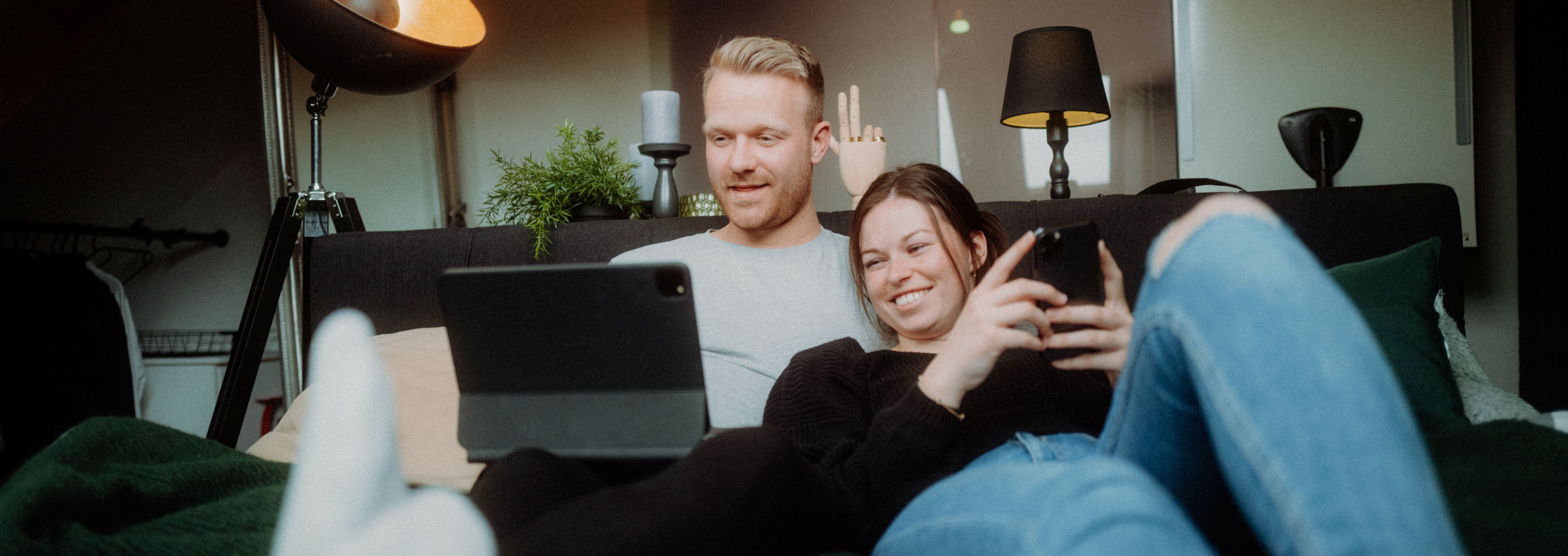 Ein Mann und eine Frau die gespannt auf einen Laptop schauen