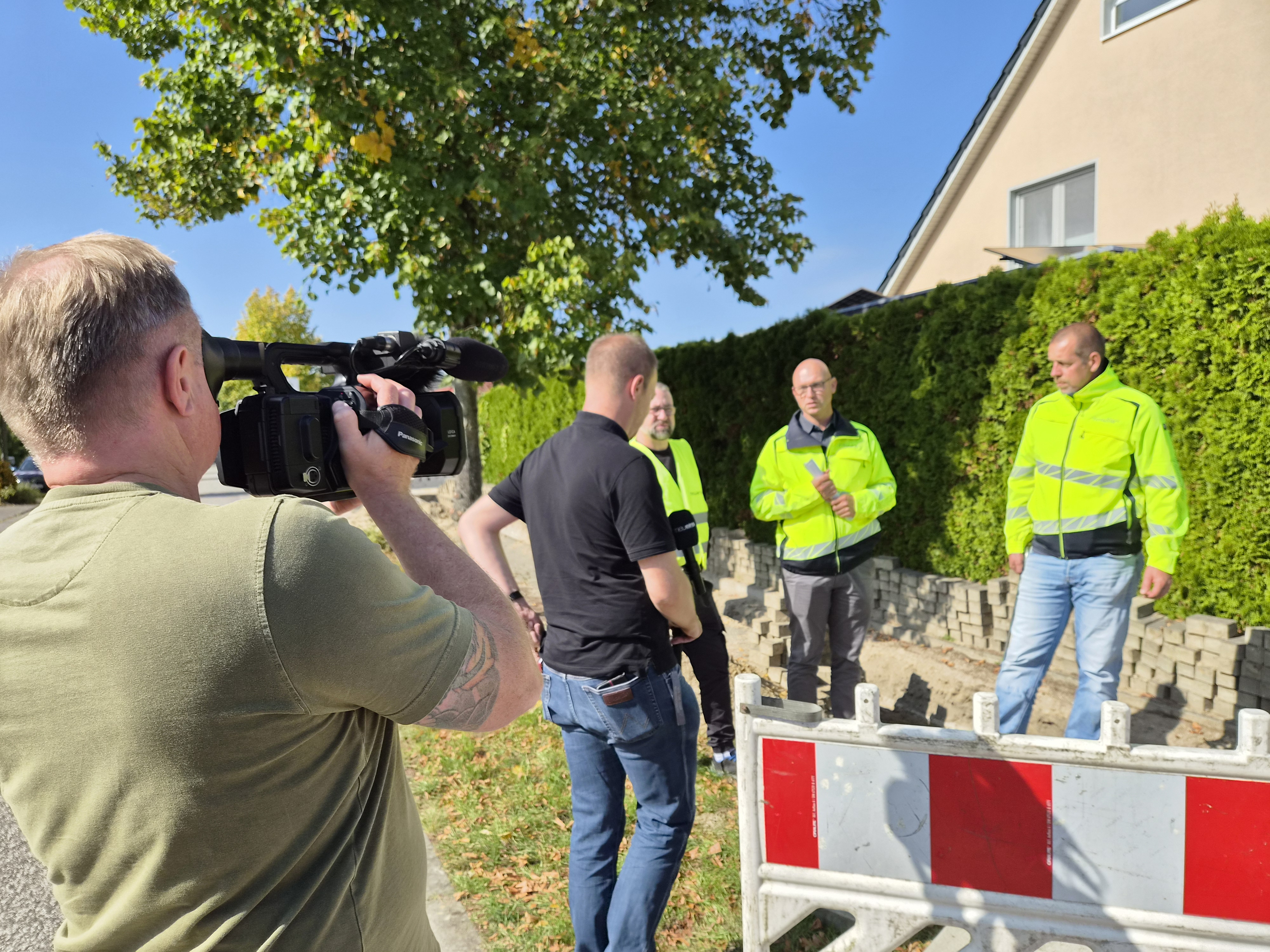 Kameramann filmt neu.sw Bauleute im Gespräch mit Fernseh-Reporter.