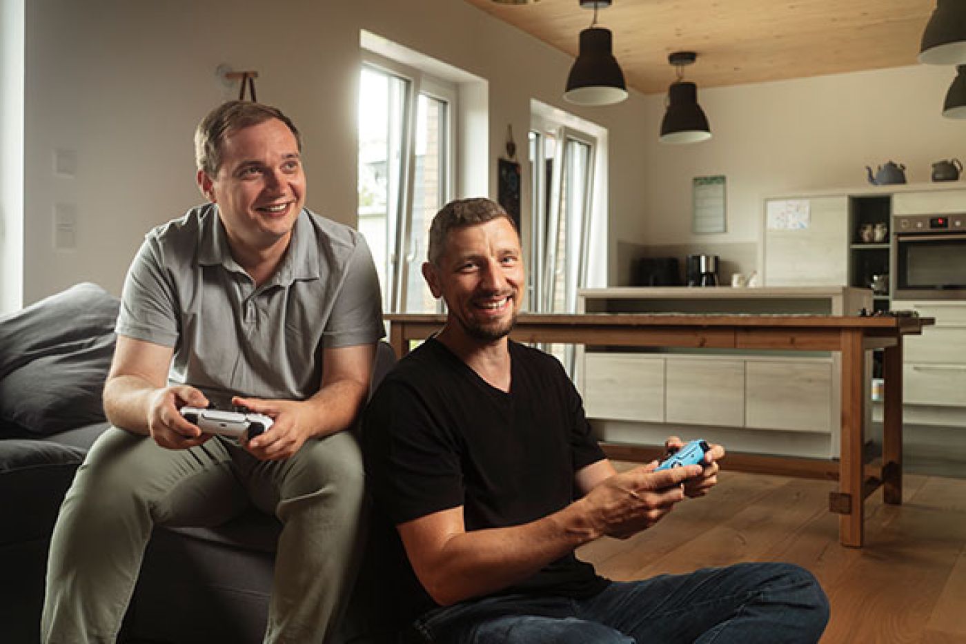 2 Männer mit einem Controller in der Hand