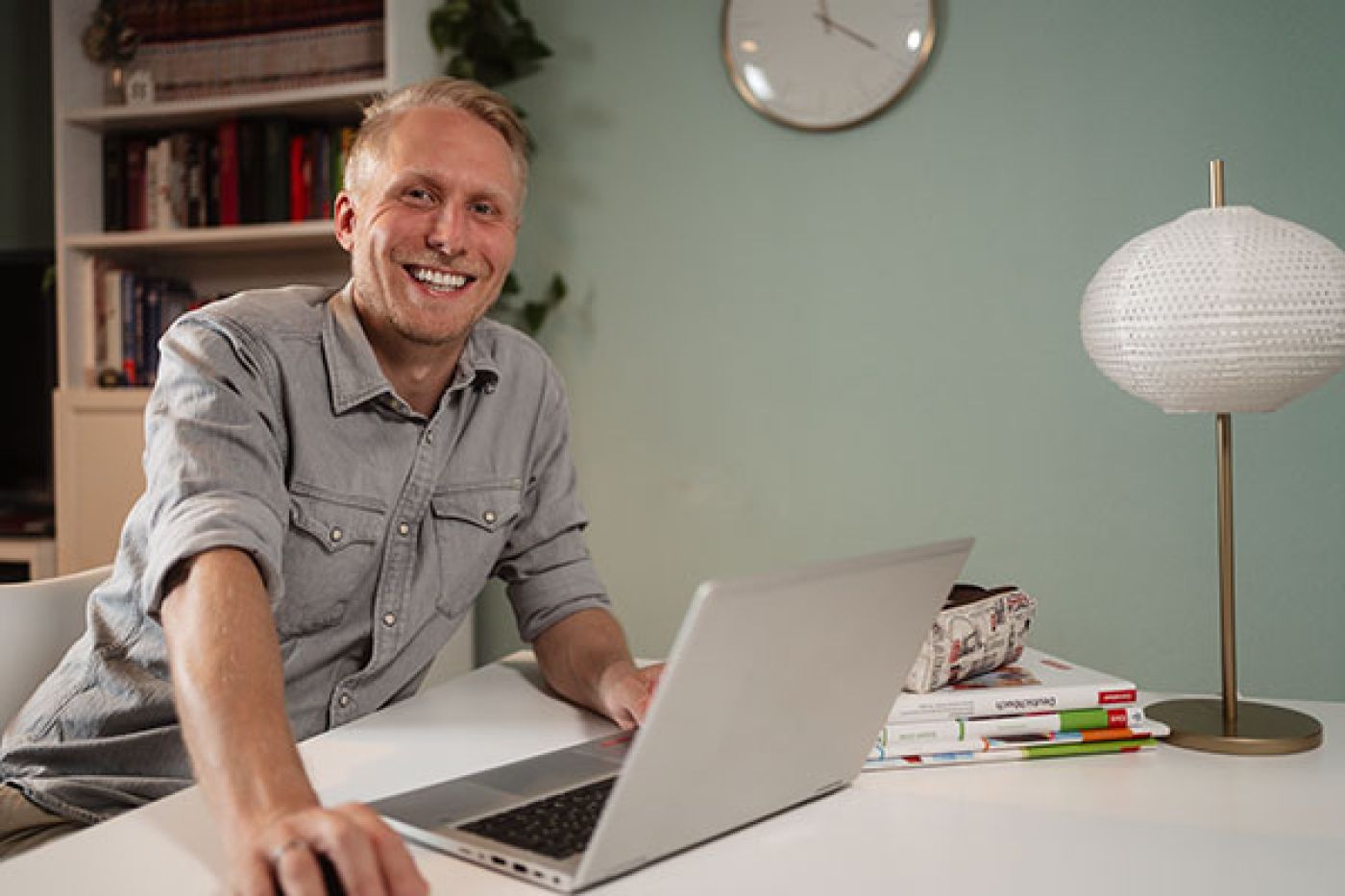 Junger Mann am Laptop